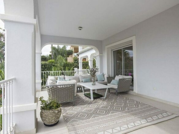 Andalusian villa with panoramic sea views and pool in La Alqueria, Benahavis