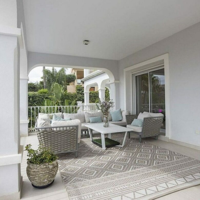Andalusian villa with panoramic sea views and pool in La Alqueria, Benahavis