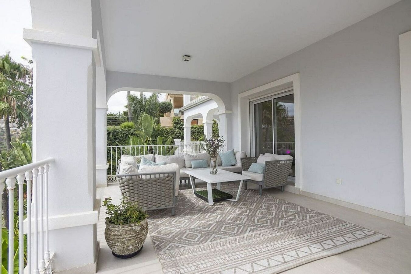 Andalusian villa with panoramic sea views and pool in La Alqueria, Benahavis
