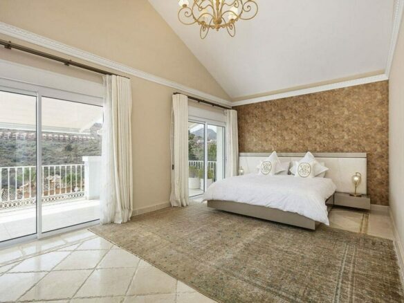 Andalusian villa with panoramic sea views and pool in La Alqueria, Benahavis