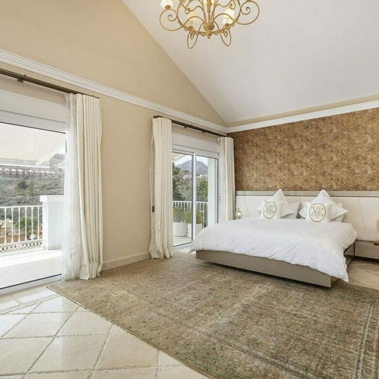 Andalusian villa with panoramic sea views and pool in La Alqueria, Benahavis