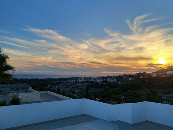 Andalusian villa with panoramic sea views and pool in La Alqueria, Benahavis