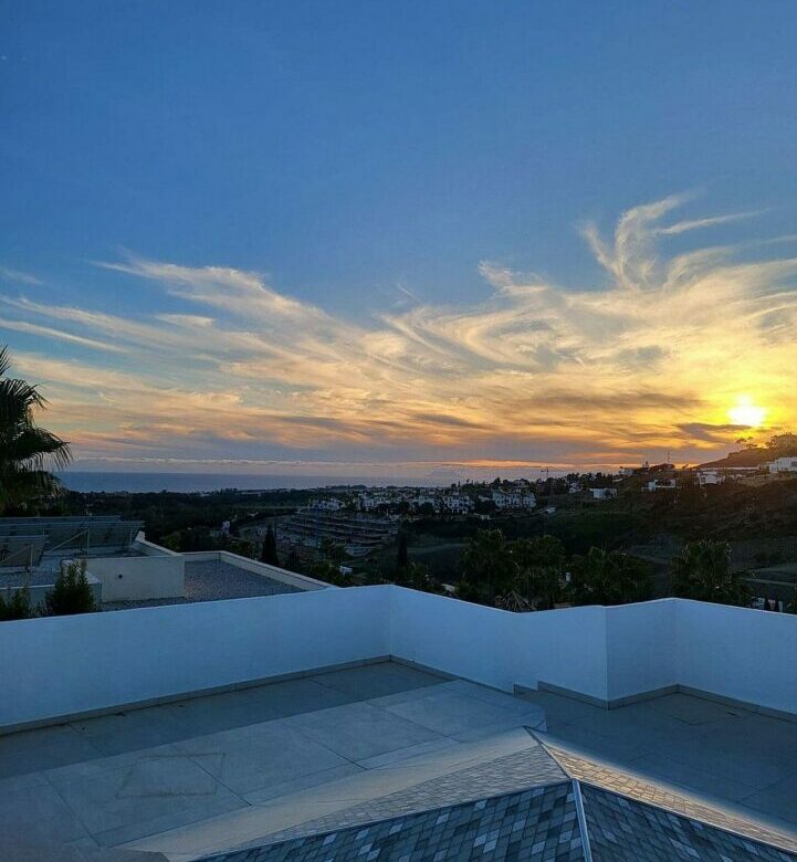 Andalusian villa with panoramic sea views and pool in La Alqueria, Benahavis