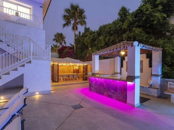 Andalusian villa with panoramic sea views and pool in La Alqueria, Benahavis