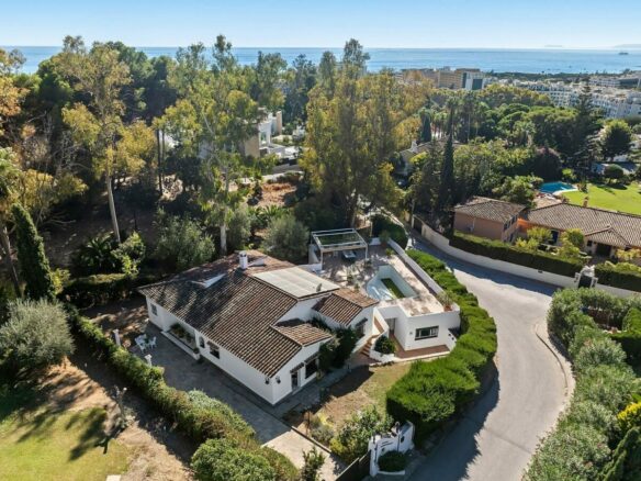 Andalusian villa to renovate on a large plot near the Golden Mile, La Merced, Marbella