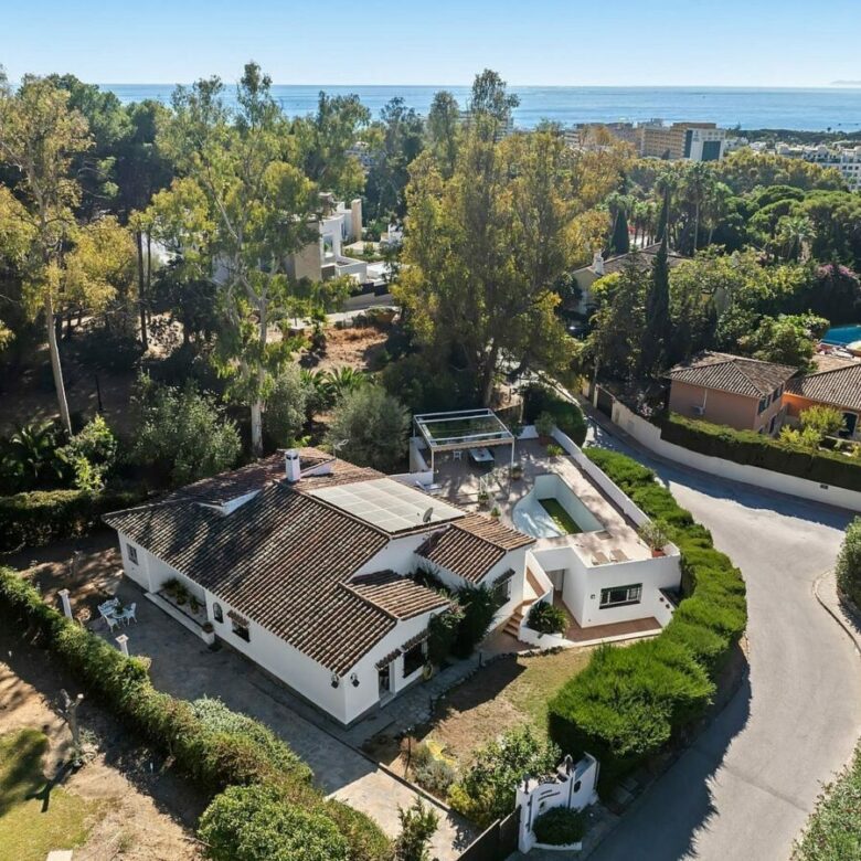 FOR SALE 🏡 Andalusian Villa to Renovate on a 928 m² Plot near the Golden Mile – La Merced, Marbella 🇪🇸