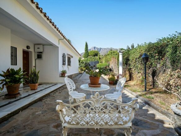 Andalusian villa to renovate on a large plot near the Golden Mile, La Merced, Marbella