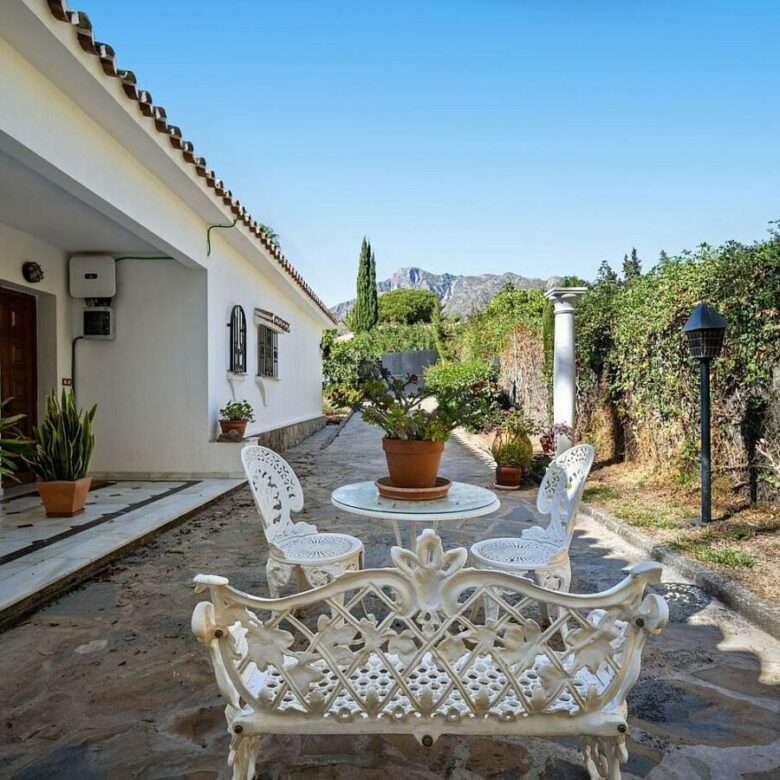 Andalusian villa to renovate on a large plot near the Golden Mile, La Merced, Marbella