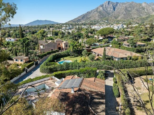 Andalusian villa to renovate on a large plot near the Golden Mile, La Merced, Marbella