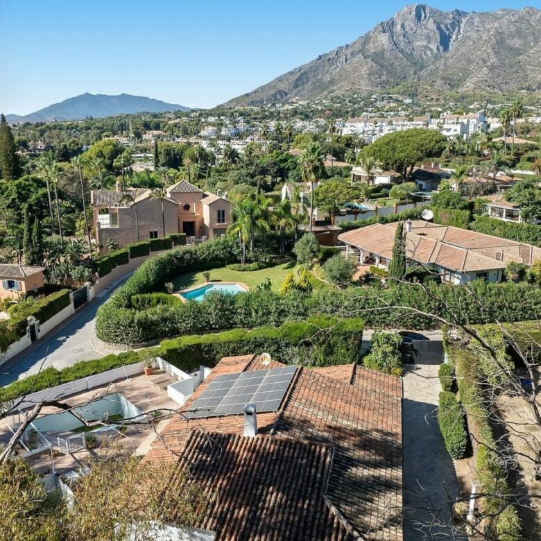 Andalusian villa to renovate on a large plot near the Golden Mile, La Merced, Marbella