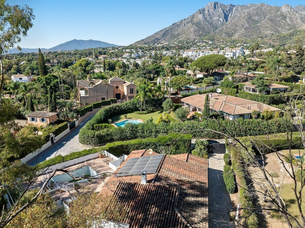 Andalusian villa to renovate on a large plot near the Golden Mile, La Merced, Marbella