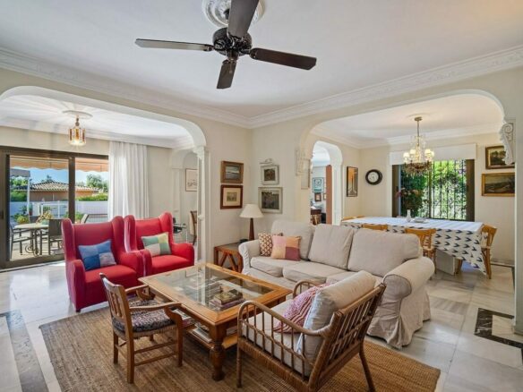 Andalusian villa to renovate on a large plot near the Golden Mile, La Merced, Marbella