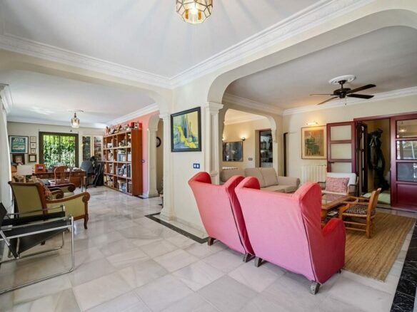 Andalusian villa to renovate on a large plot near the Golden Mile, La Merced, Marbella