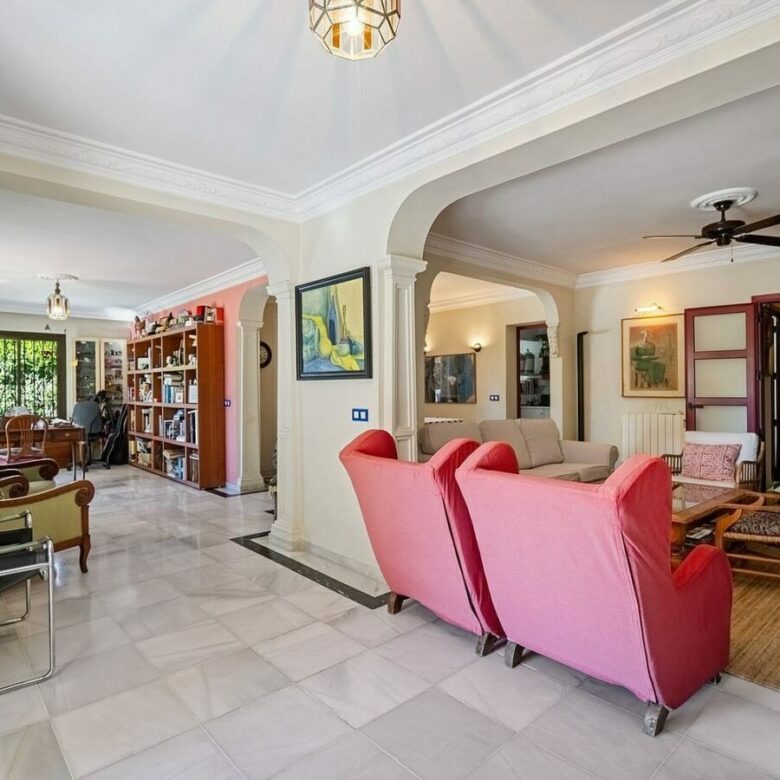 Andalusian villa to renovate on a large plot near the Golden Mile, La Merced, Marbella