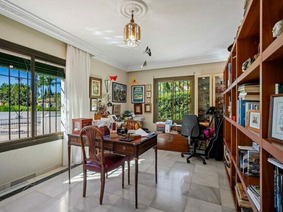 Andalusian villa to renovate on a large plot near the Golden Mile, La Merced, Marbella