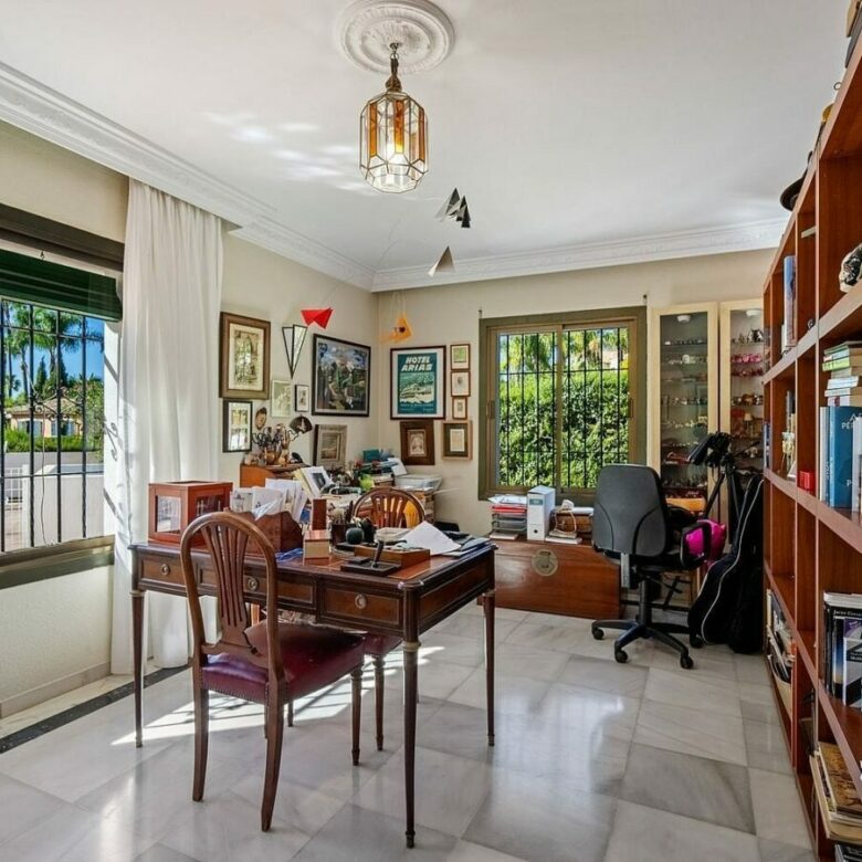 Andalusian villa to renovate on a large plot near the Golden Mile, La Merced, Marbella