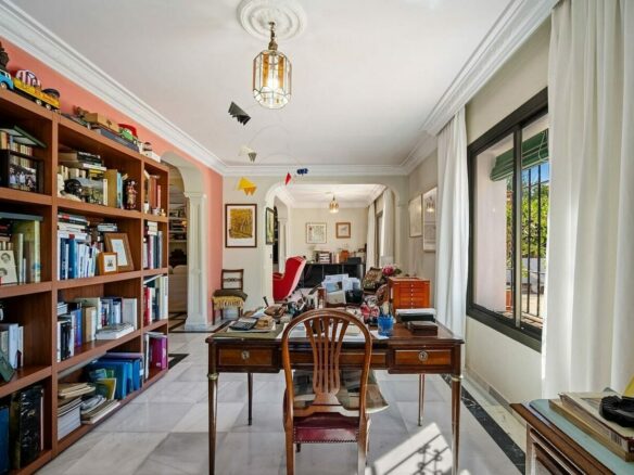 Andalusian villa to renovate on a large plot near the Golden Mile, La Merced, Marbella