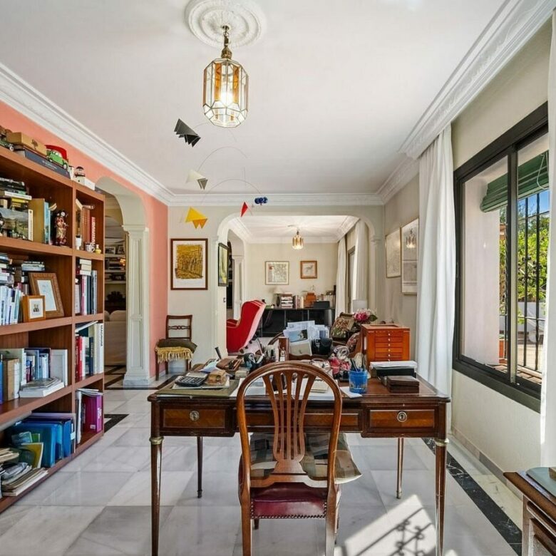 Andalusian villa to renovate on a large plot near the Golden Mile, La Merced, Marbella