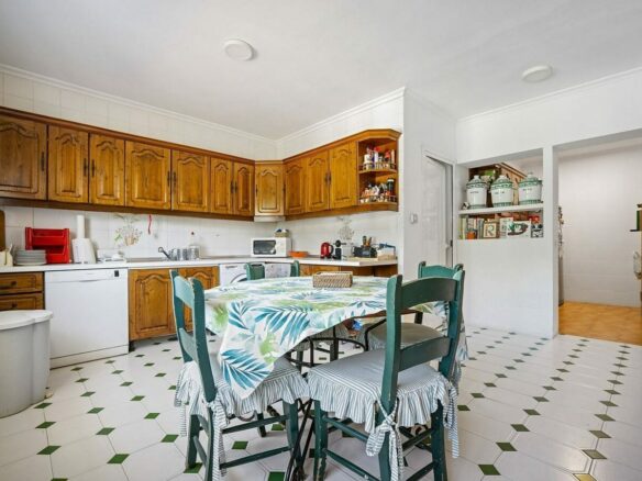 Andalusian villa to renovate on a large plot near the Golden Mile, La Merced, Marbella