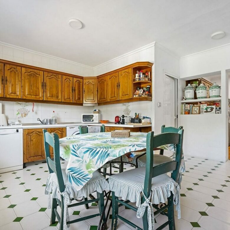 Andalusian villa to renovate on a large plot near the Golden Mile, La Merced, Marbella