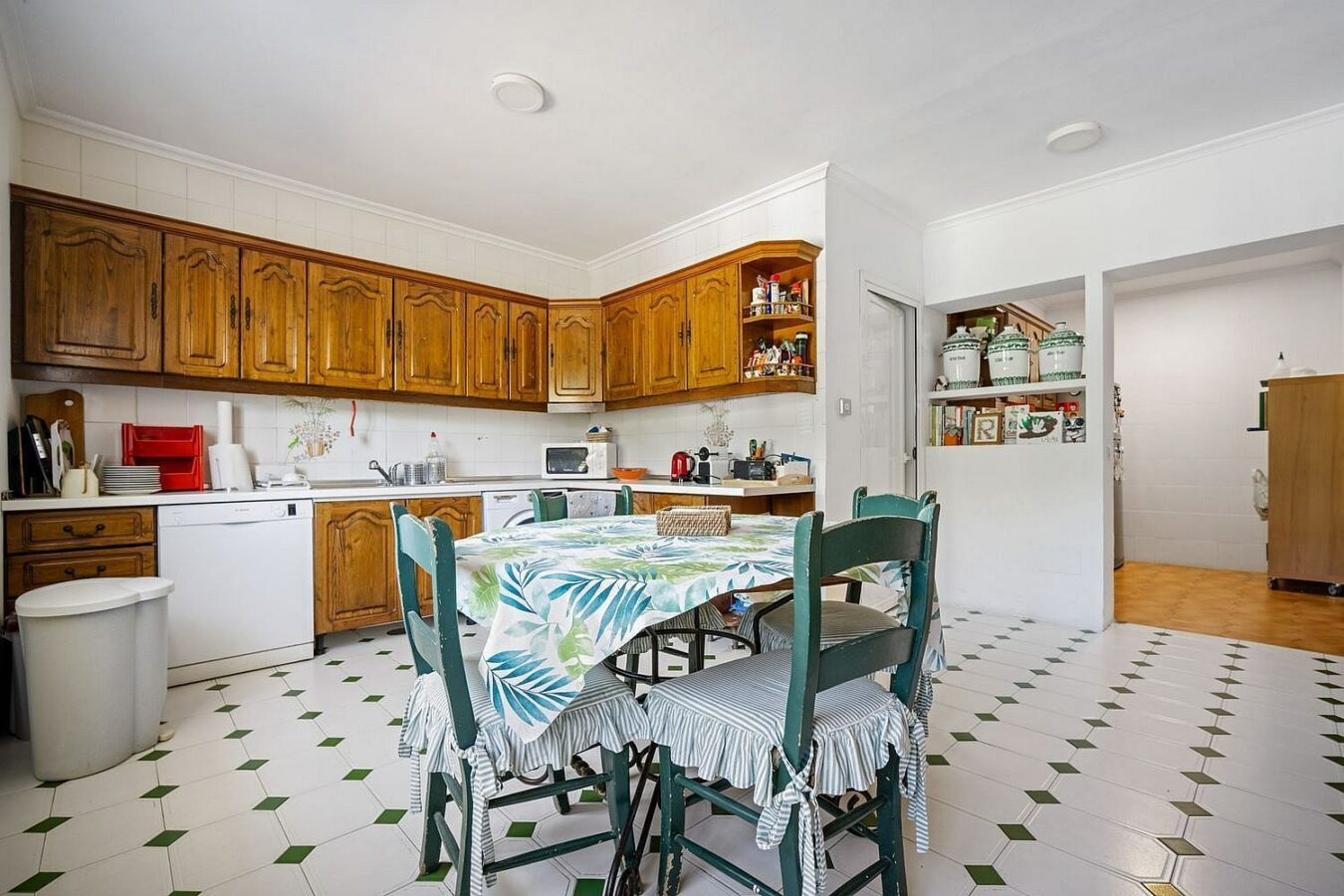 Andalusian villa to renovate on a large plot near the Golden Mile, La Merced, Marbella