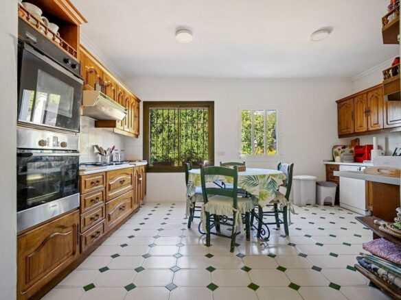 Andalusian villa to renovate on a large plot near the Golden Mile, La Merced, Marbella
