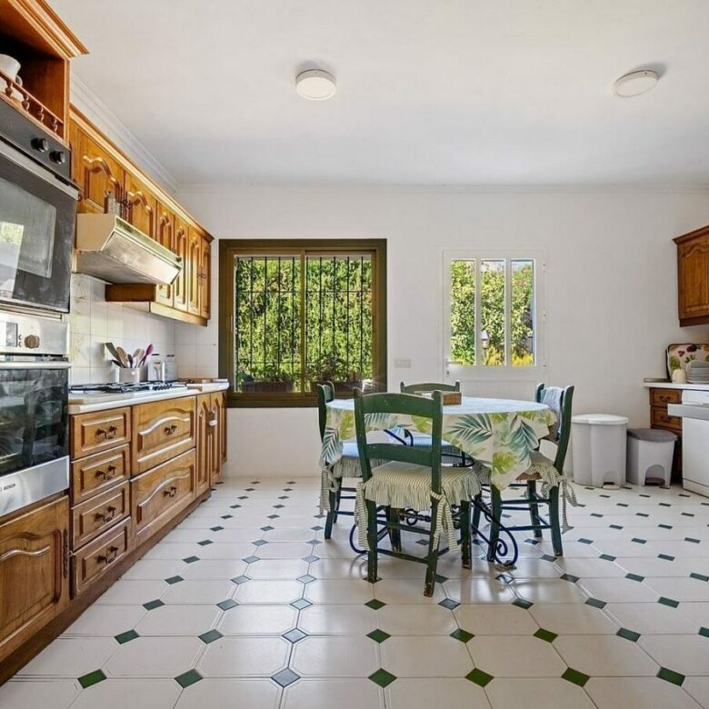 Andalusian villa to renovate on a large plot near the Golden Mile, La Merced, Marbella