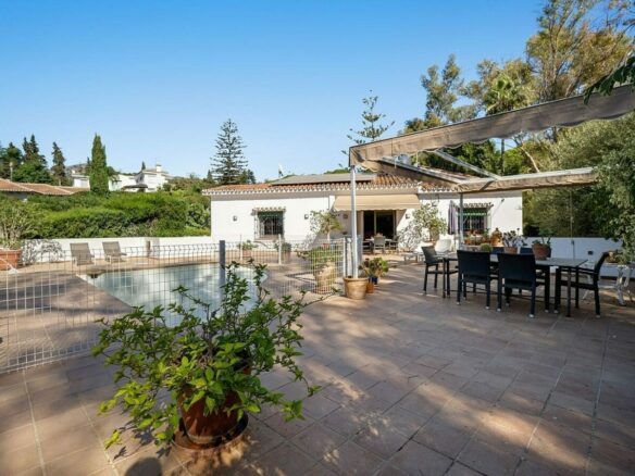 Andalusian villa to renovate on a large plot near the Golden Mile, La Merced, Marbella