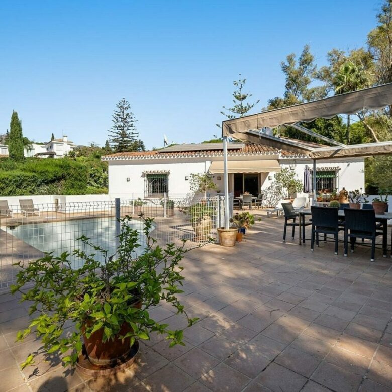 Andalusian villa to renovate on a large plot near the Golden Mile, La Merced, Marbella
