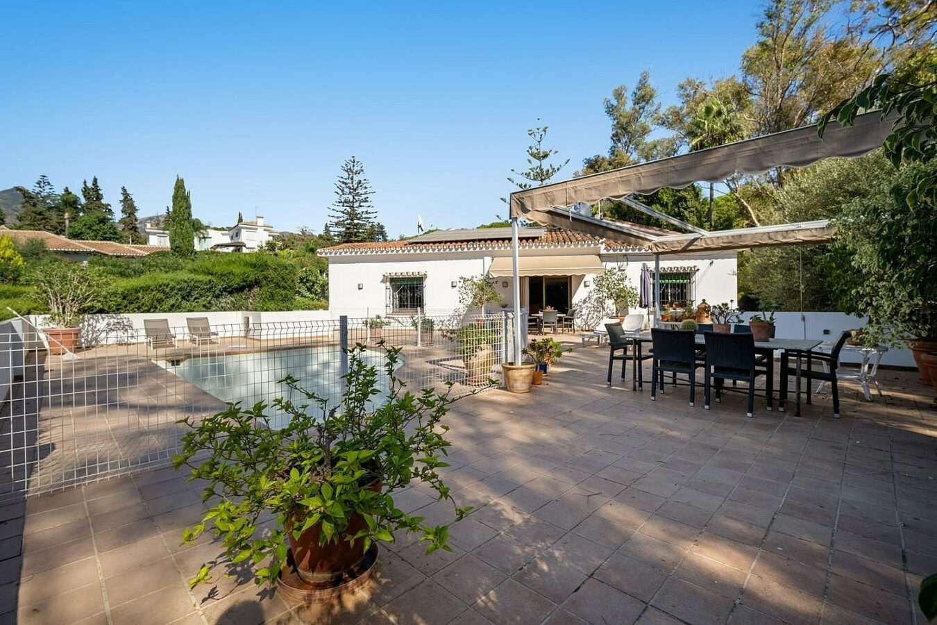 Andalusian villa to renovate on a large plot near the Golden Mile, La Merced, Marbella