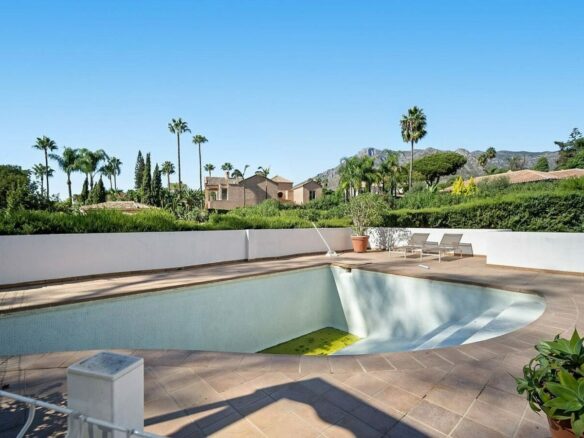 Andalusian villa to renovate on a large plot near the Golden Mile, La Merced, Marbella