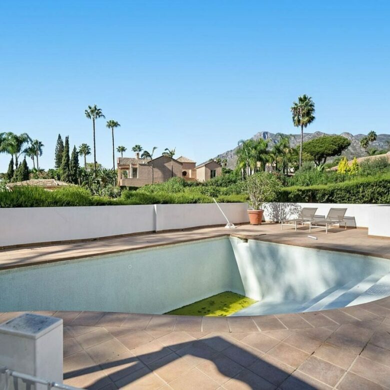Andalusian villa to renovate on a large plot near the Golden Mile, La Merced, Marbella