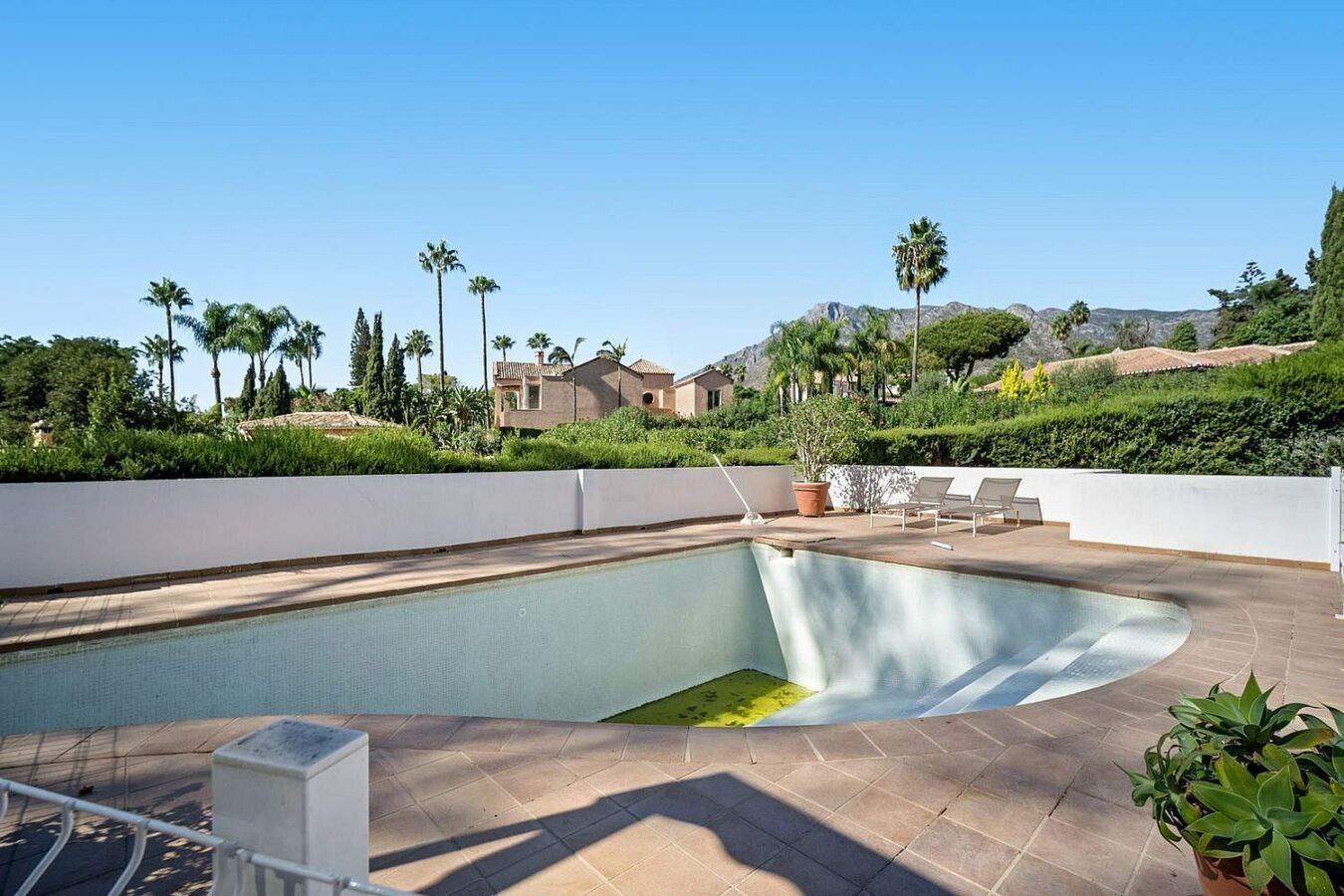 Andalusian villa to renovate on a large plot near the Golden Mile, La Merced, Marbella