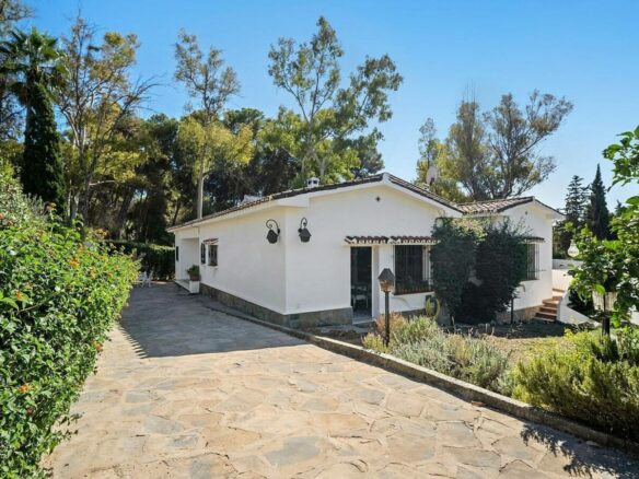 Andalusian villa to renovate on a large plot near the Golden Mile, La Merced, Marbella