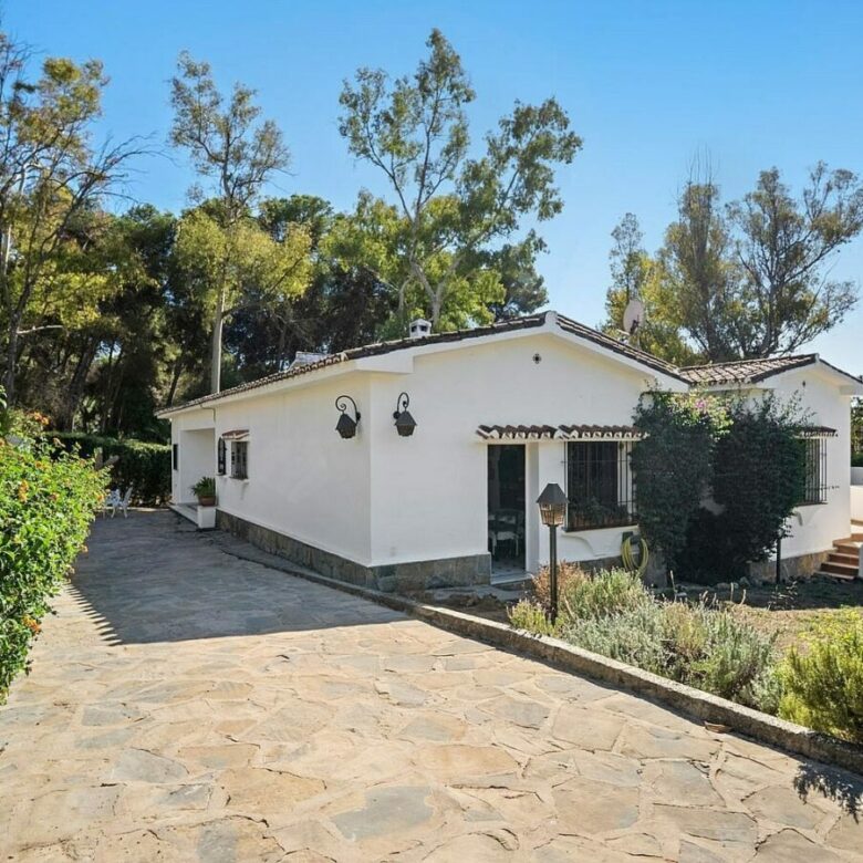 Andalusian villa to renovate on a large plot near the Golden Mile, La Merced, Marbella