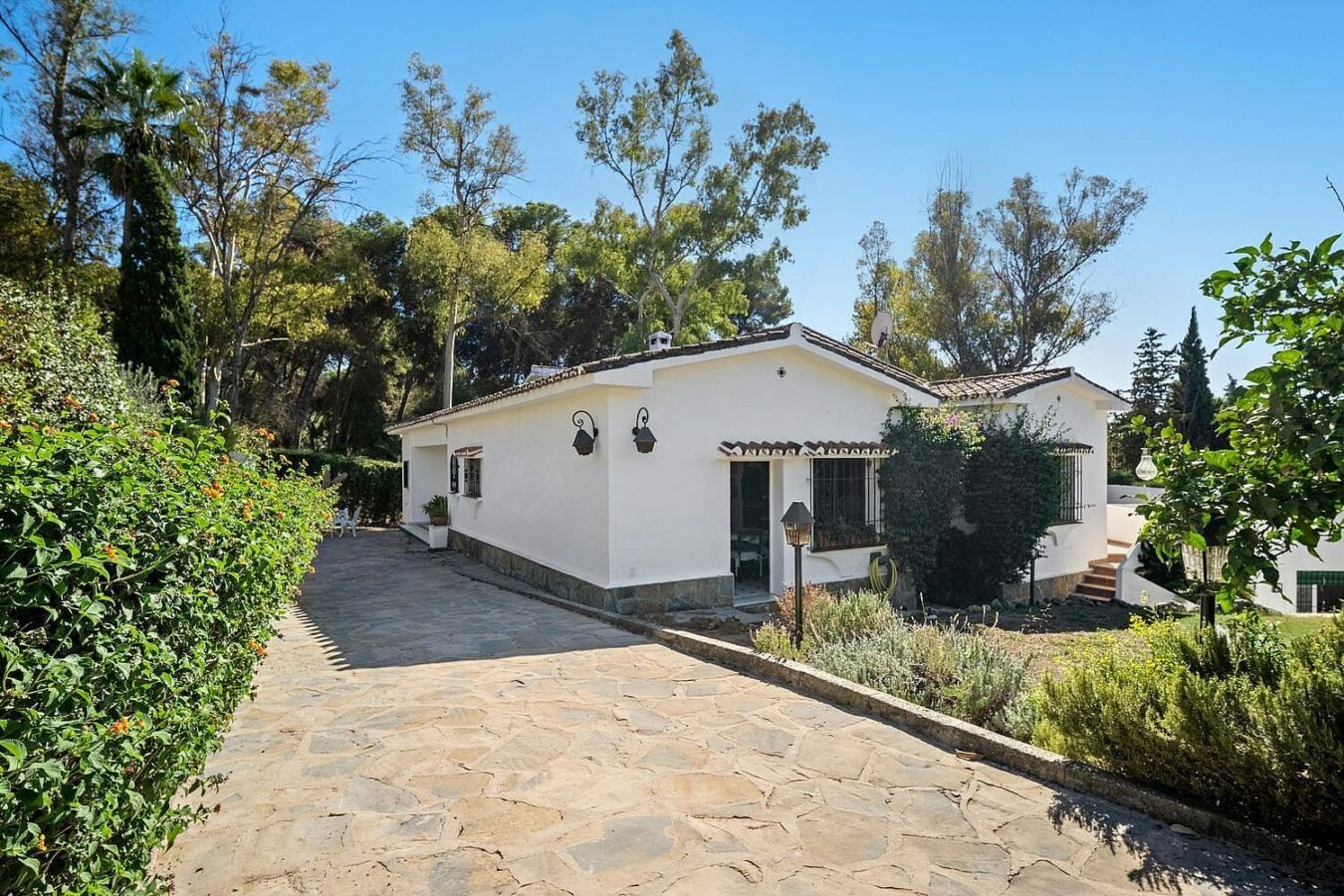 Andalusian villa to renovate on a large plot near the Golden Mile, La Merced, Marbella