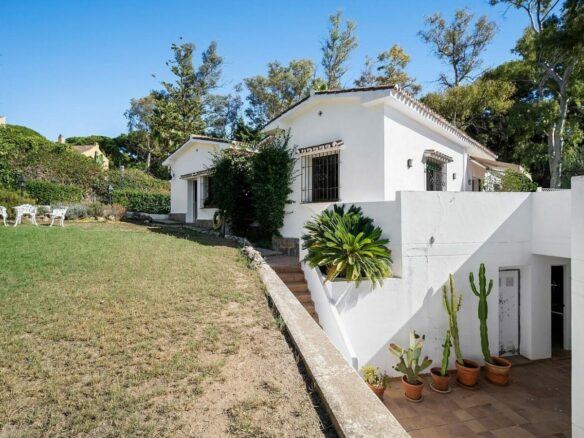 Andalusian villa to renovate on a large plot near the Golden Mile, La Merced, Marbella
