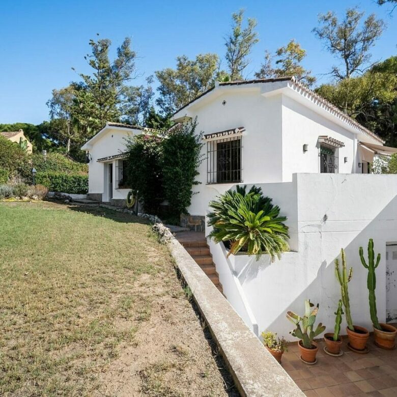 Andalusian villa to renovate on a large plot near the Golden Mile, La Merced, Marbella