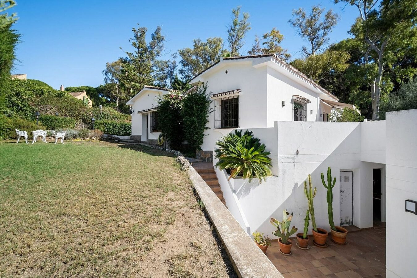 Andalusian villa to renovate on a large plot near the Golden Mile, La Merced, Marbella