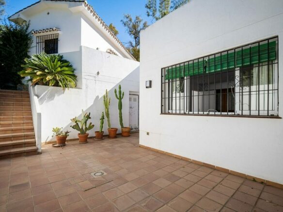Andalusian villa to renovate on a large plot near the Golden Mile, La Merced, Marbella