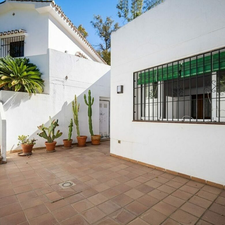 Andalusian villa to renovate on a large plot near the Golden Mile, La Merced, Marbella