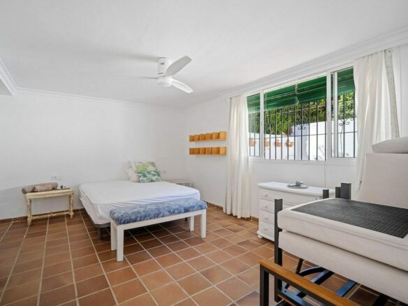 Andalusian villa to renovate on a large plot near the Golden Mile, La Merced, Marbella