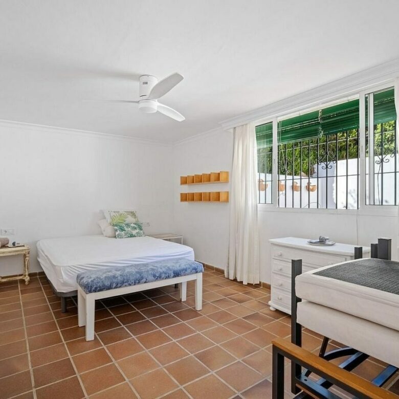Andalusian villa to renovate on a large plot near the Golden Mile, La Merced, Marbella