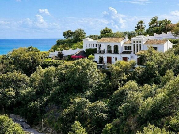 Renovated Andalusian villa with sea views on a large plot in Monte Mayor, Benahavis