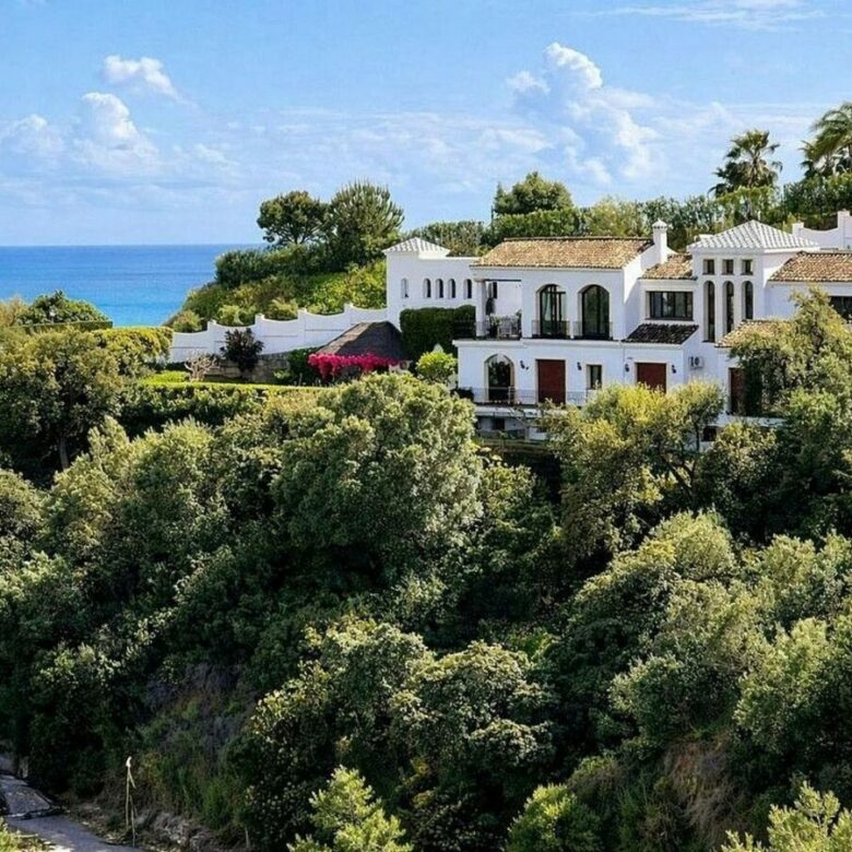 FOR SALE 🏡 Renovated Andalusian Villa on a 3,000 m² Elevated Plot with Sea Views – Monte Mayor, Benahavís 🇪🇸