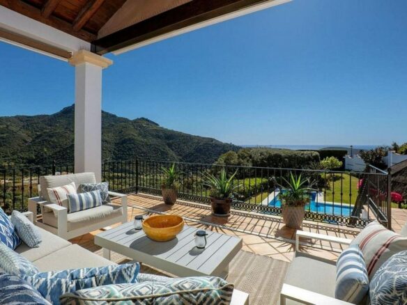 Renovated Andalusian villa with sea views on a large plot in Monte Mayor, Benahavis