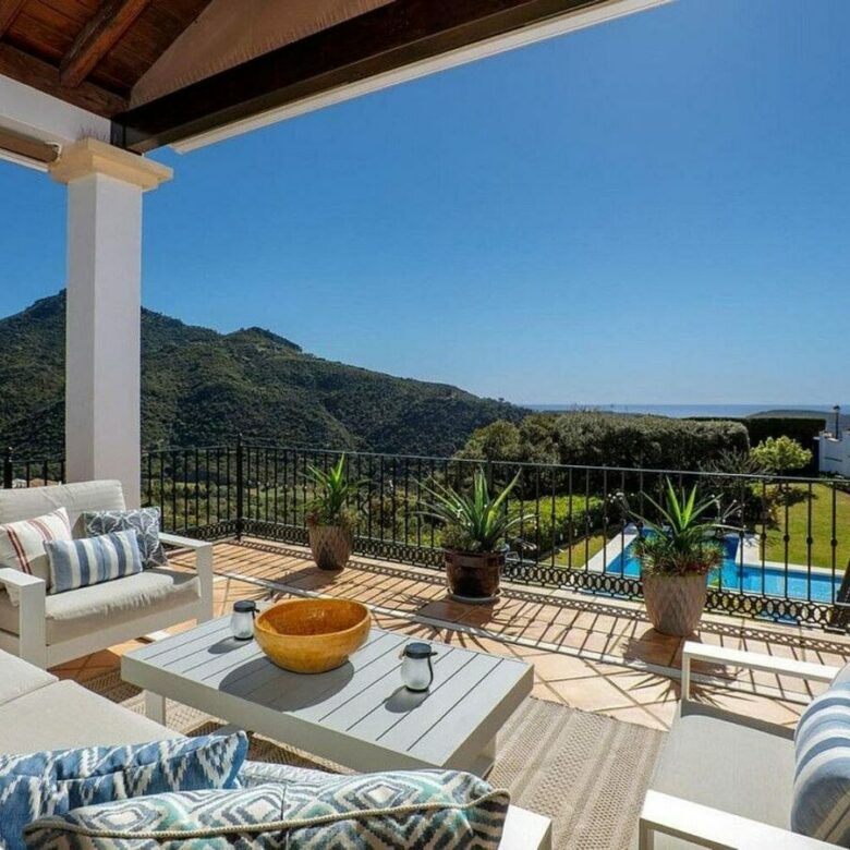 Renovated Andalusian villa with sea views on a large plot in Monte Mayor, Benahavis