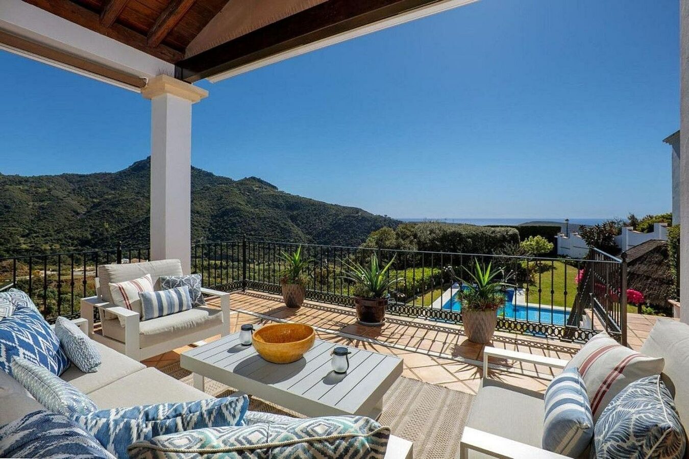 Renovated Andalusian villa with sea views on a large plot in Monte Mayor, Benahavis