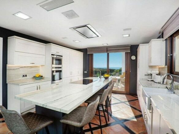 Renovated Andalusian villa with sea views on a large plot in Monte Mayor, Benahavis