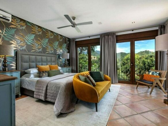 Renovated Andalusian villa with sea views on a large plot in Monte Mayor, Benahavis